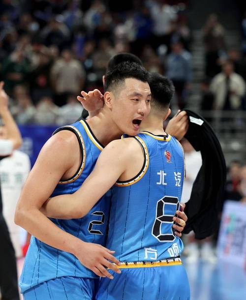 翟晓川与赵睿、方硕一起观看王楚钦的比赛:太激动了 嗓子喊哑了