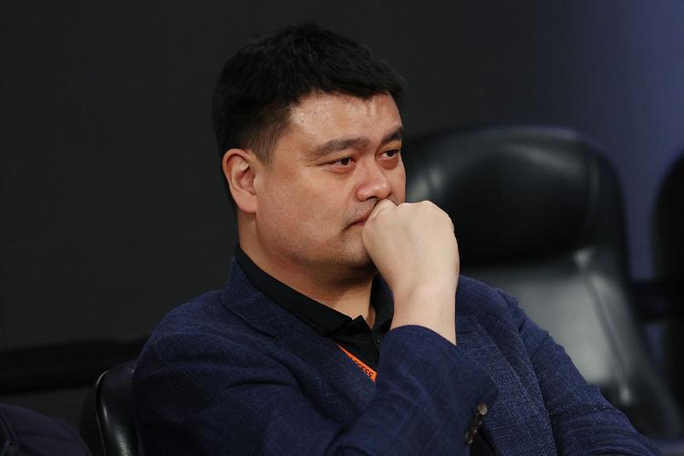 媒体人:姚明当年被老马晃倒后奋发图强 以小杨球商也能提升自己
