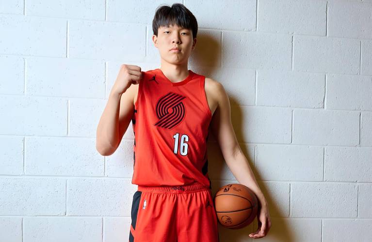 媒体人:体能对抗犯规控制是杨瀚森需要改进的 谁都有交学费过程