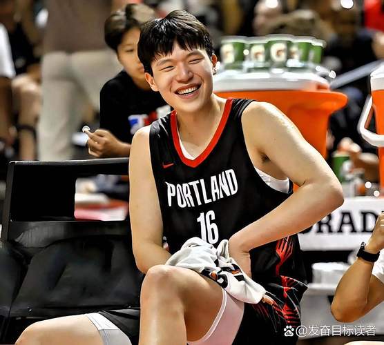 媒体人:杨瀚森脸皮不薄放得开 这挺好的 阿联就是吃这方面的亏