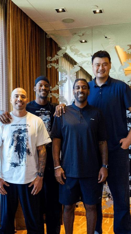 谁来都得变成小矮人!篮网官方晒姚明与新秀杰明合影