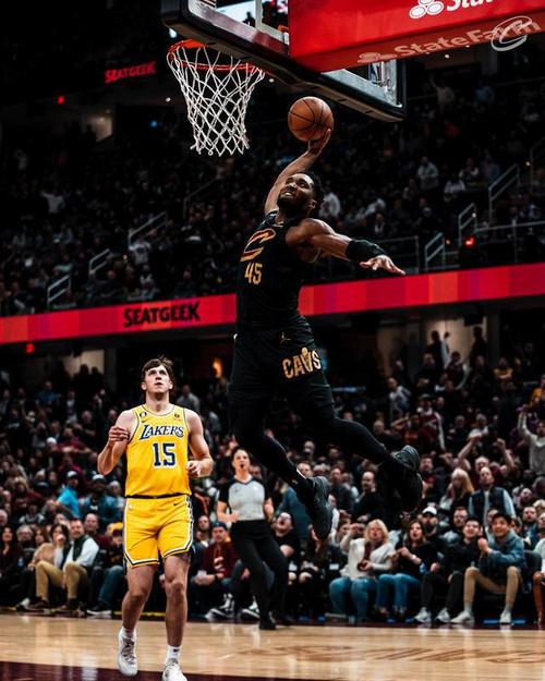 情怀拉满!骑士官推晒詹姆斯米切尔海报宣传1月底主场战湖人比赛