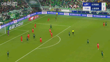 假摔！颜骏凌出击兰克尔-泽倒地，主裁看VAR后判定兰克尔-泽假摔