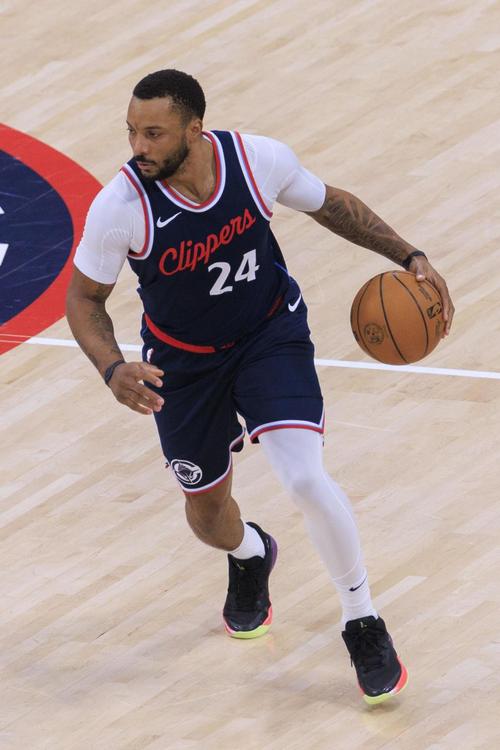 能攻能传！鲍威尔出战25分钟 13投8中砍下23分6助攻