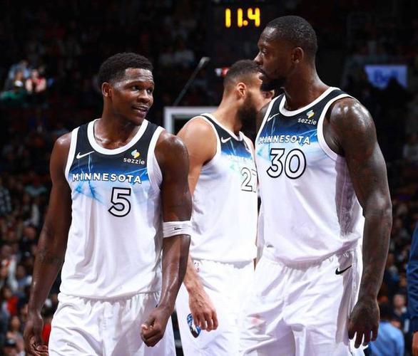 兰德尔:经过一个赛季的磨合 和爱德华兹的配合越来越默契