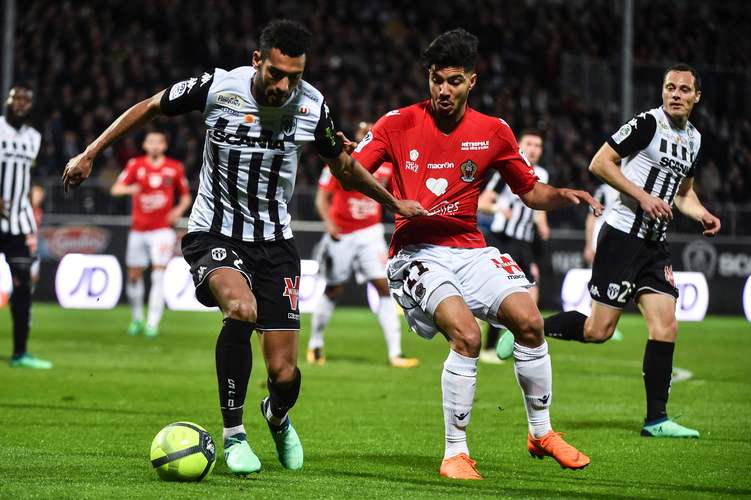 首秀惊艳!万项代表杜利亚伊足球学院首发出战,帮助球队大胜