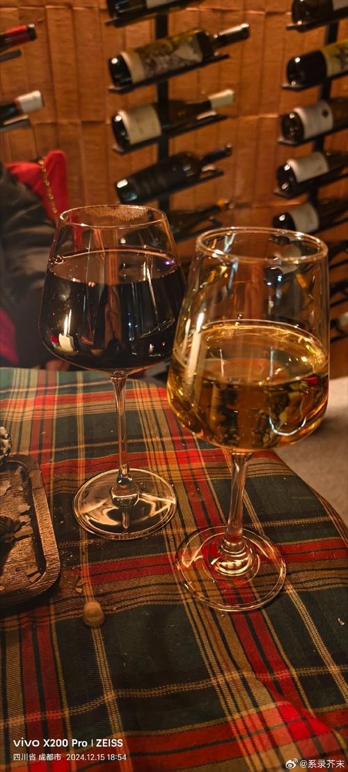 费迪南德晒喝红酒照片:在安菲尔德拿到3分,美妙的夜晚