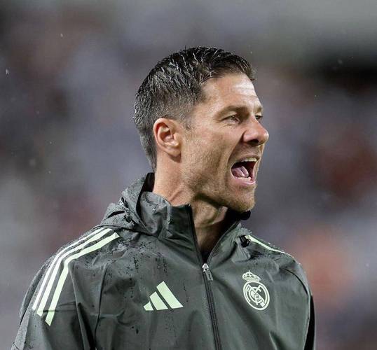 😡西媒：恩德里克知道没有机会出场后怒踢水瓶，阿隆索不高兴