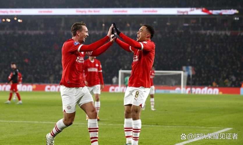 严守规则!埃因霍温主帅:德斯特今天迟到,因此没有在欧冠首发