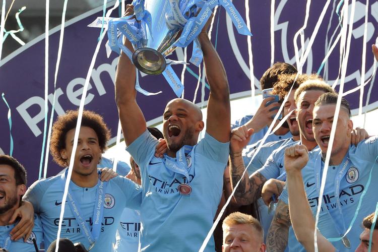 联赛欧冠领跑,孔帕尼续约,拜仁官方社媒晒龙珠海报庆祝