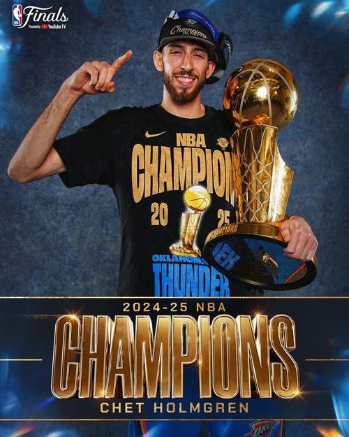 威少看MVP奖杯.JPG！美媒晒经典图：当KD看到雷霆领冠军戒指时~