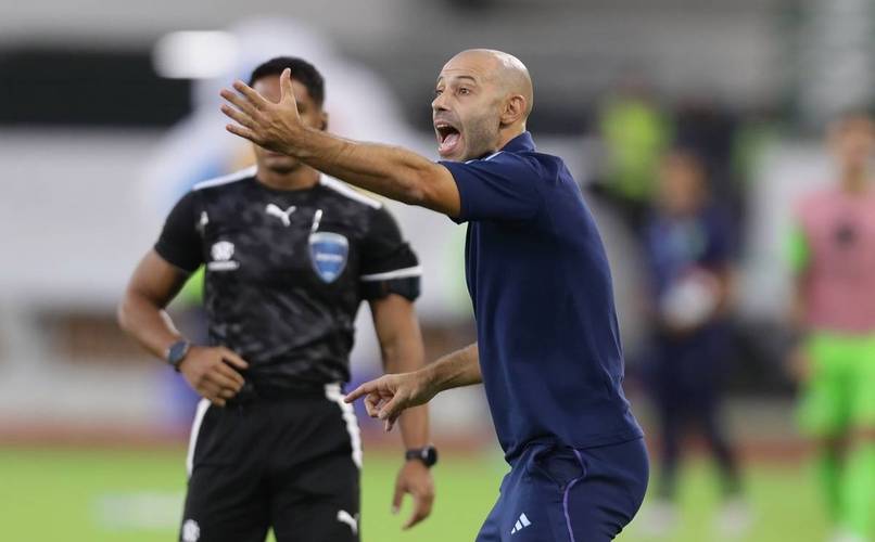 季后赛周六开赛,贝克汉姆现身迈阿密训练场并与马斯切拉诺交流