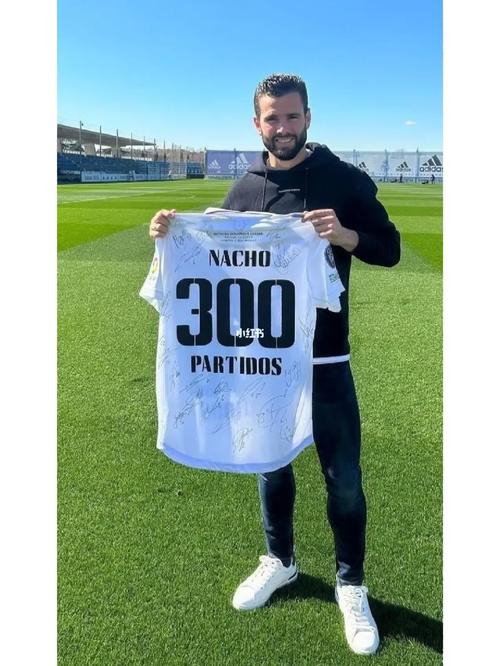 库尔图瓦达成皇马生涯出战300场里程碑，赛后获赠纪念球衣