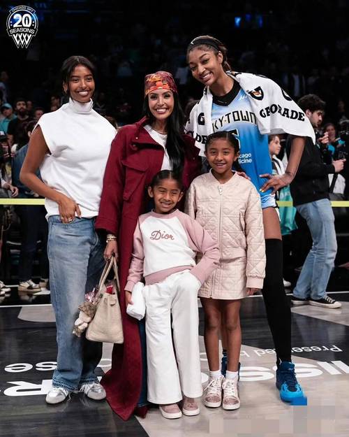 科嫂太美了😍瓦妮莎带大女儿娜塔莉亚到湖人主场观看赛季揭幕战