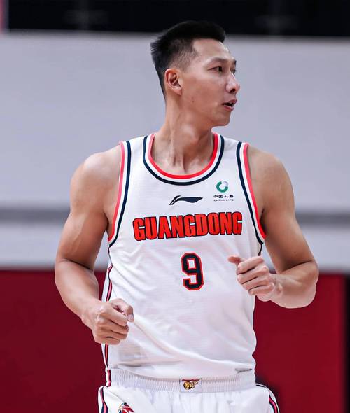 中国球员常规赛首秀表现如何?易建联9分最高 强如姚明首战0分2犯