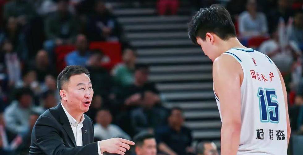 师徒重聚！刘维伟现身开拓者球馆 与前青岛男篮外援里斯寒暄