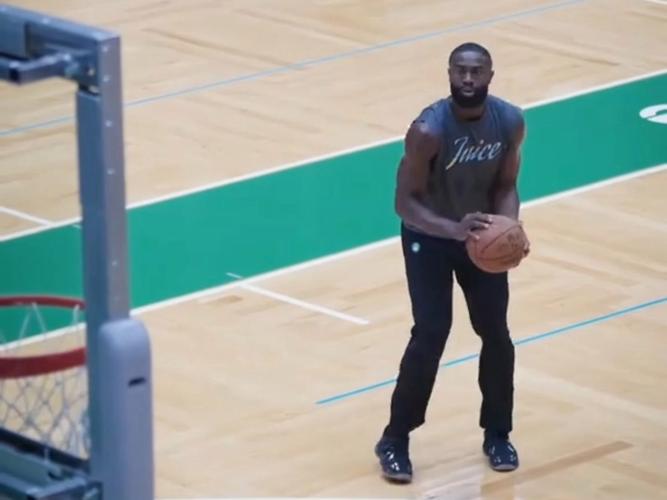 表现一般!杰伦-布朗半场7中3&三分3中2拿到8分 另有4板3助