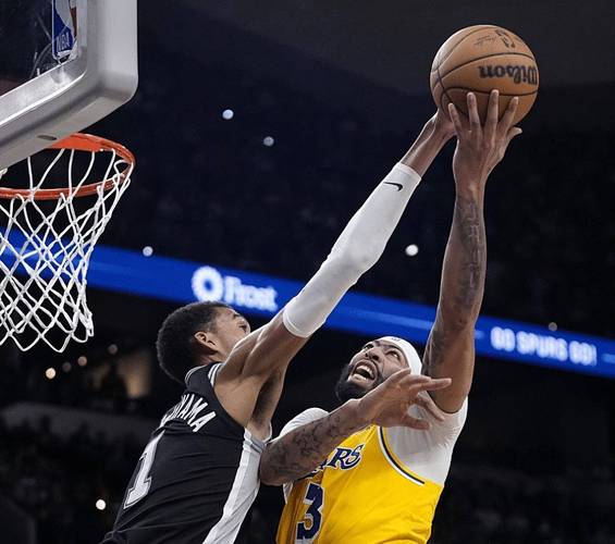 名记:浓眉是历史最佳防守人之一 但文班把他打得像个路人甲