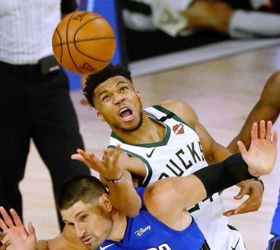 重回旧地!米德尔顿半场7中3&三分3中2拿10分 有造字母哥进攻犯规