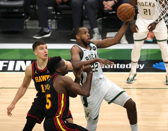 如果再见不能红着眼！字母哥滑翔上篮被米德尔顿造成进攻犯规！