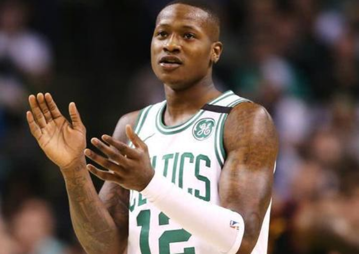 AI合成吗?美媒晒罗齐尔庭审前的照片 戴着手铐&穿着黄蜂连帽衫