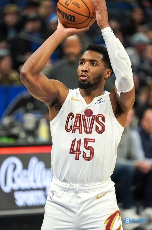 末节乏力了!米切尔25中12砍31分 第三节21分&末节4中0且2失误