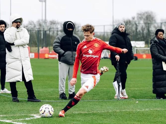 批评曼联青训!太阳报:拉爵言论引发曼联青训教练和球员家长不满