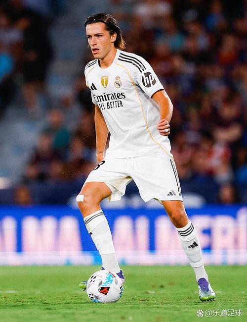 卡雷拉斯晒亲吻队徽照片：很多进球中的第一个，我爱皇马！