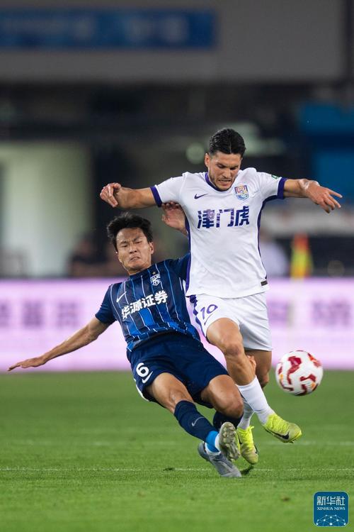 足球报:武汉三镇从竞争者到搅局者,成功保级难掩球队困境