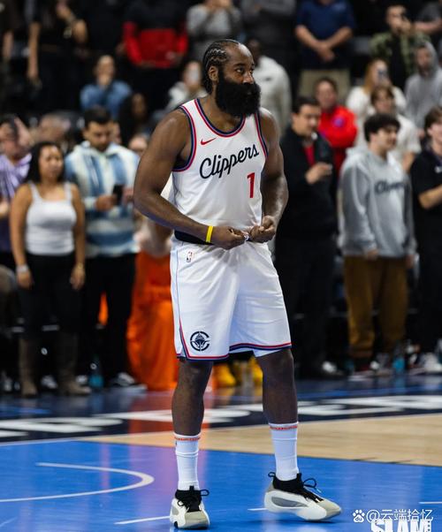 状态出色!哈登半场4记三分拿下17分3板6助1断