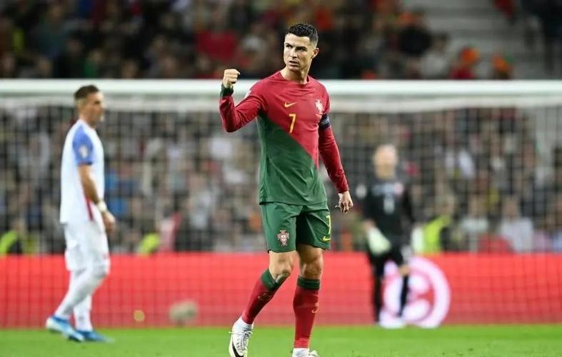 梅开二度助队取胜，C罗赛前领取上轮沙特联最佳进球奖杯