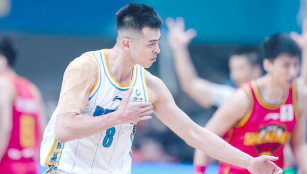 方硕：周琦知道我们在淘汰赛碰到之后也比较忐忑 大家都全力以赴