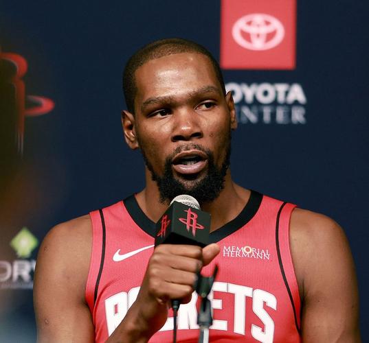 杜兰特:奥科吉在场上总是全力以赴 这种态度为他攻防都带来回报