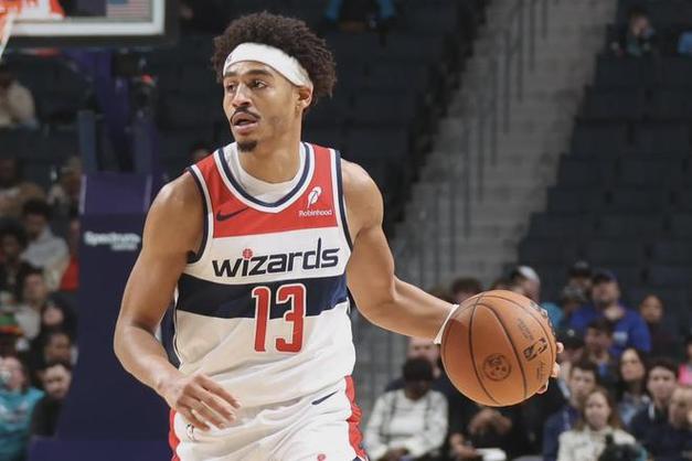 字母哥:库兹马投了很多涮一圈又出来的球 这可能影响了他的信心