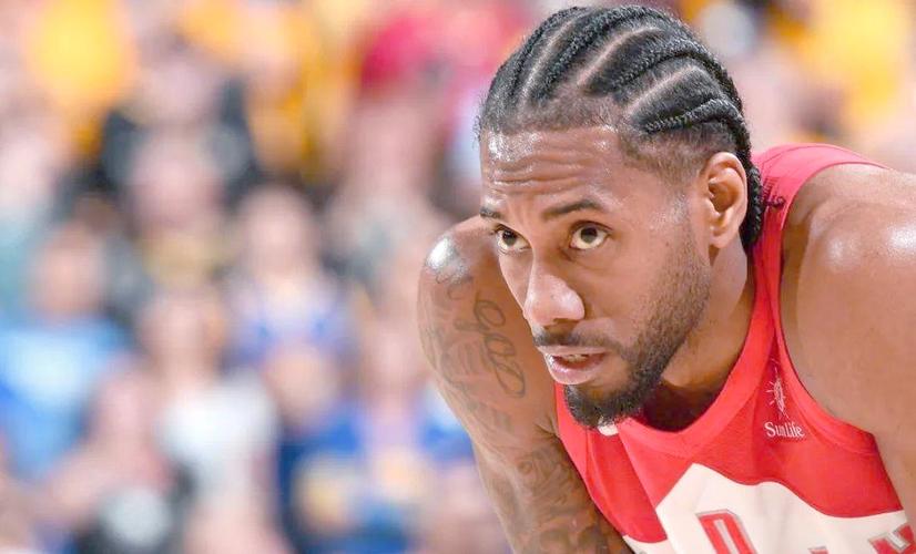 队记:莱昂纳德尚未进行对抗性训练 今天有限制性地参加了训练