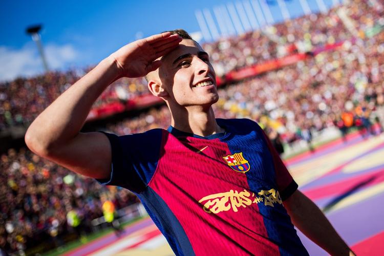 费尔明社媒晒庆祝照:多么精彩的回家之战,在诺坎普进球如同做梦