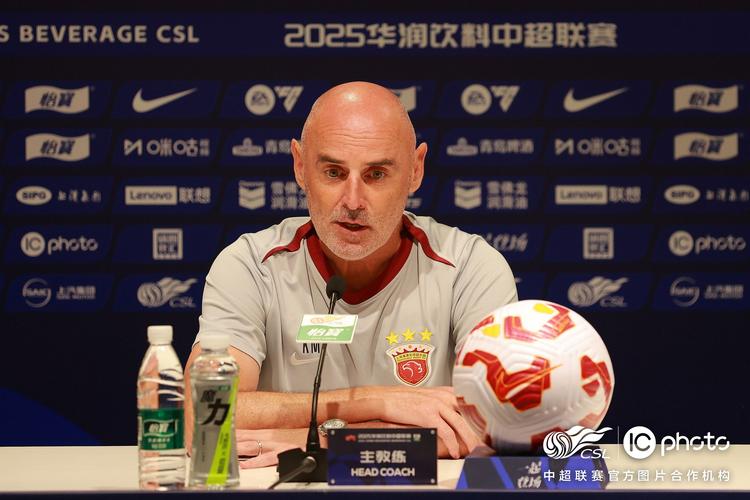 记者:海港最要紧任务是续约穆斯卡特,夺冠不续约说不过去