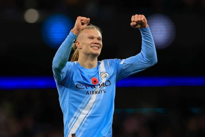 替补登场不会踢了！福登送出直塞，哈兰德禁区内单刀球射门被扑出