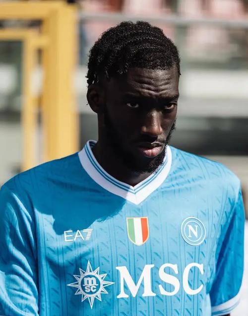 斯基拉：国米、那不勒斯考察20岁右后卫帕莱斯特拉