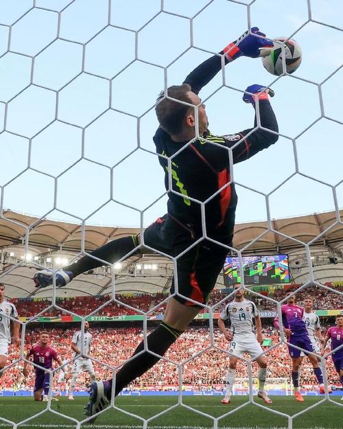 称诺伊尔应该回德国队？埃贝尔：我在开玩笑，但他依然很重要