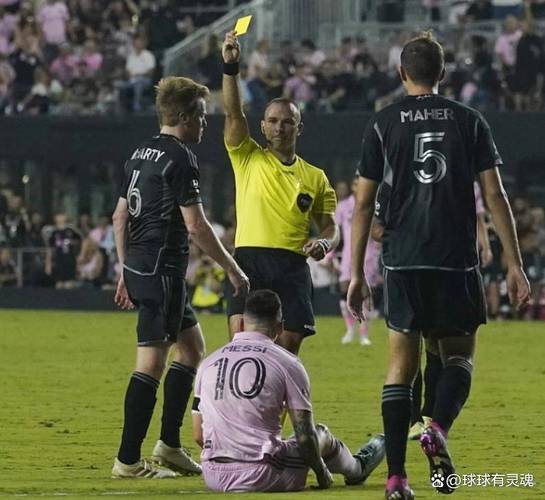 纽约城球员奥尼尔防守中打到梅西脸部，裁判没表示