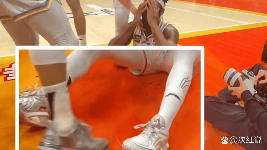 详细阅读:危险!怀特上篮倒地后用双脚夹住迪亚巴特 裁判回看吹一级恶意 危险!怀特上篮倒地后用双脚夹住迪亚巴特 裁判回看吹一级恶意