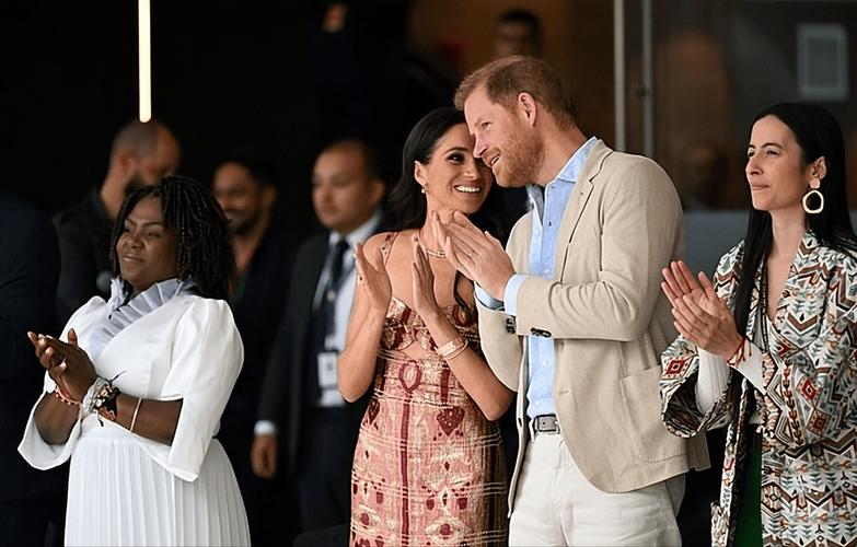 克莱赛后开车与女友梅根回家 在车上也不停秀恩爱